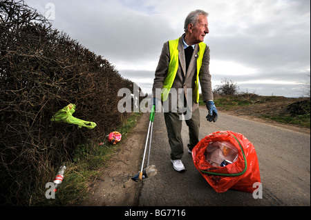 Stan Pierre inférieur de Apperley Gloucestershire UK qui recueille volontairement dans le domaine de la litière Banque D'Images