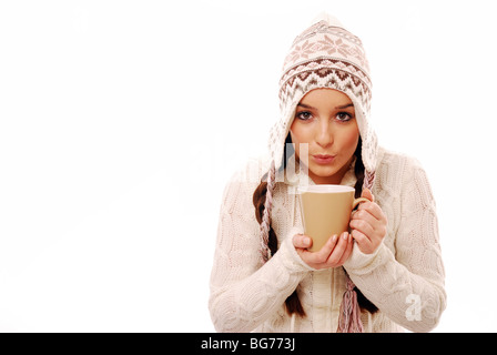 Belle jeune fille d'avoir une boisson chaude sur une journée froide Banque D'Images