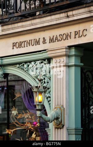 LONDRES, Royaume-Uni - 28 NOVEMBRE 2009 : détails sur le Fortnum and Mason Store dans le West End Banque D'Images