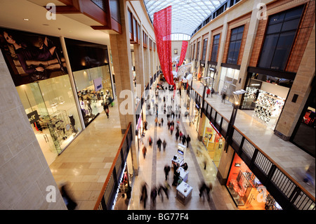 Les clients sont occupés au Grand Arcade dans Cambridge faisant leurs achats de Noël. Banque D'Images