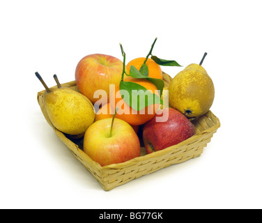 Une découpe d'une table panier de fruits - oranges, les pommes et les poires. Banque D'Images