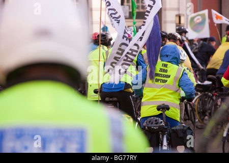 Les manifestants à la vague,le plus grand changement climatique protester à avoir jamais été entreprise au Royaume-Uni, Londres Banque D'Images