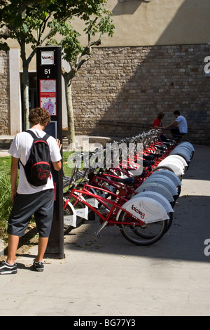 Un service de location de vélos, Barcelone, Espagne Banque D'Images