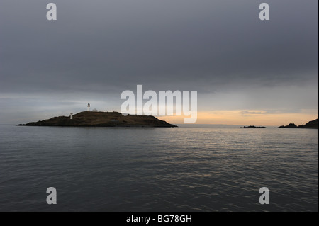 Little Ross Island et le phare avec sa lumière de pointe. Vue vers le sud sur la mer d'Irlande depuis Kirkcudbright Bay, Dumfries et Galloway, Écosse, Royaume-Uni Banque D'Images