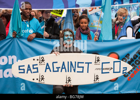 Les manifestants à la vague,le plus grand changement climatique protester à avoir jamais été entreprise au Royaume-Uni, Londres. Banque D'Images