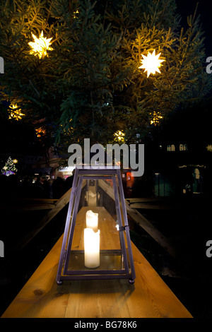 Lampe lumineux et les étoiles sur un arbre de Noël Banque D'Images