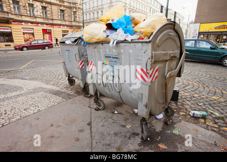 Des poubelles remplies dans une rue Banque D'Images
