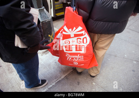 Pour les clients à faire leurs achats de marchandises pré-emballés sur une cible pop up store à New York Banque D'Images