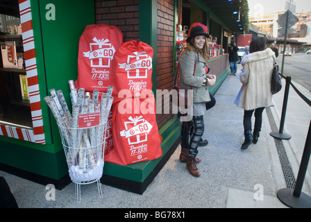 Pour les clients à faire leurs achats de marchandises pré-emballés sur une cible pop up store à New York Banque D'Images