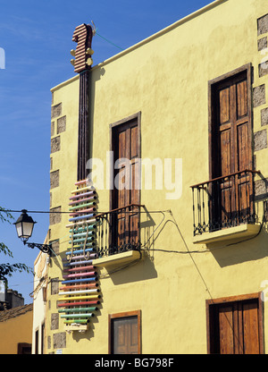 Aguemes, Gran Canaria, Îles Canaries, Espagne. Décoration carnaval dans la vieille ville l'un des nombreux instruments de musique sur l'affichage Banque D'Images