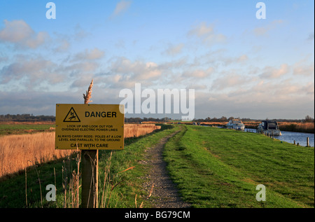 Panneau d'avertissement pour les pêcheurs à côté sentier public à Upton, Norfolk, Royaume-Uni. Banque D'Images