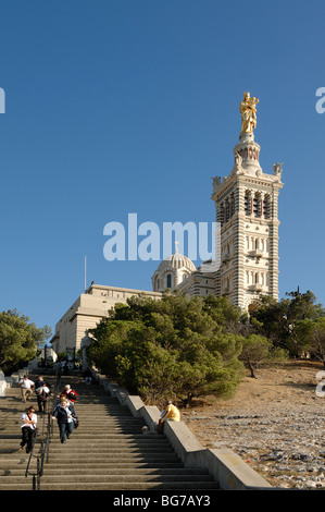 Touristes, visiteurs et grand escalier menant à Notre Dame de la Garde, Marseille ou Marseille, Provence, France Banque D'Images