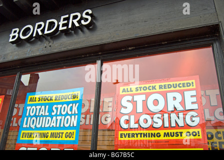 Stock total de liquidation et la fermeture du magasin signe à une succursale des frontières à Kingston upon Thames, Surrey, Angleterre Banque D'Images