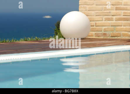 Image tirée d'une piscine dans une maison de vacances villa qui surplombe la mer à Albufeira, Algarve, Portugal Banque D'Images