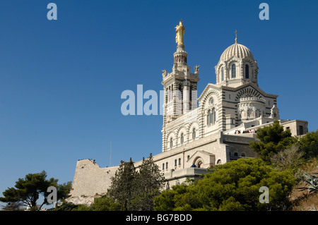 Eglise au sommet d'une colline ou basilique notre-Dame de la Garde, site d'intérêt, bâtiment emblématique ou symbole de Marseille, ou Marseille, Provence, France Banque D'Images