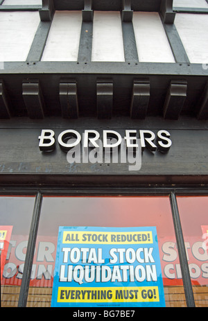 Stock total de liquidation et la fermeture du magasin signe à une succursale des frontières à Kingston upon Thames, Surrey, Angleterre Banque D'Images