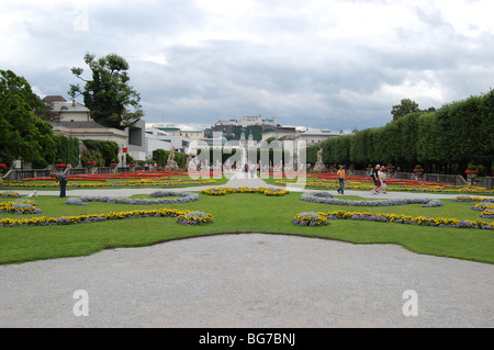 Jardins Mirabell à Salzbourg, en Autriche, avec la Forteresse de Salzbourg dans l'arrière-plan. Banque D'Images