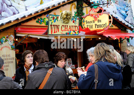 Lille, Pas de Calais, France. Vin chaud stand au marché de Noël Banque D'Images