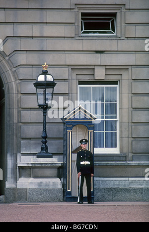 Un garde de la police à l'entrée de palais de Buckingham à Londres, Angleterre Banque D'Images