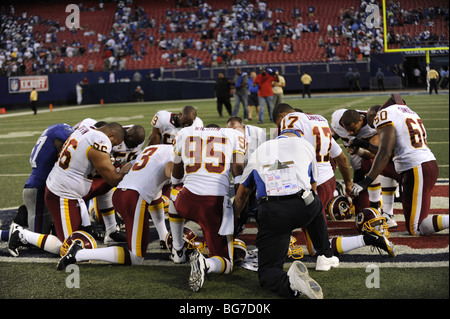Les joueurs de football professionnel prier sur le terrain après un match