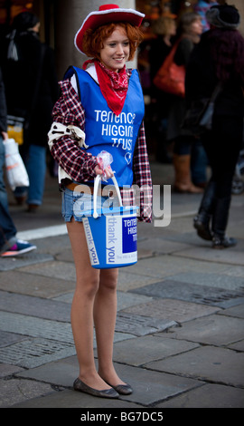 Portrait complet d'un collectionneur de charité Terrence Higgins Trust habillé comme une cowgirl, Covent Garden, Londres, Angleterre, Royaume-Uni. Banque D'Images