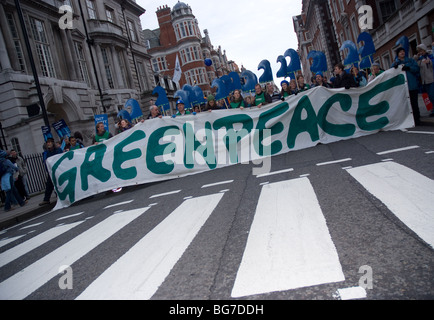 Des membres de Greenpeace portent une bannière énorme et une mer de vagues en carton qu'ils arrivent à Grosvenor sq Banque D'Images