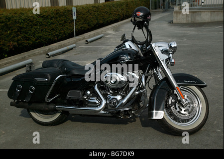 Harley-Davidson Road King dans le stationnement de la montagne, zoo Couger Banque D'Images