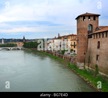 Vérone, vue du Ponte di Castelvecchio, Veneto, Italie Banque D'Images