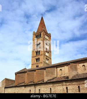 Bell Tower (1063) de l'abbaye bénédictine de Pomposa, près de Ferrare, Emilie-Romagne, Italie Banque D'Images