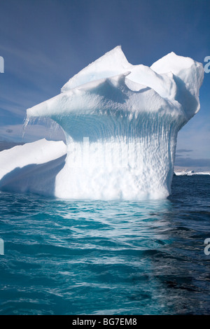 Les icebergs de forme bizarre échoué près de Cuverville Island, Antarctica Banque D'Images