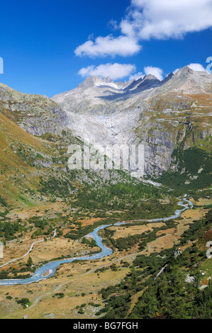 Vue sur le glacier du Rhône (Rohnegletscher) vu de la colline au-dessus du village de Gletsch, Valais, Suisse. Banque D'Images