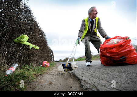 Stan Pierre inférieur de Apperley Gloucestershire UK qui recueille volontairement dans le domaine de la litière Banque D'Images