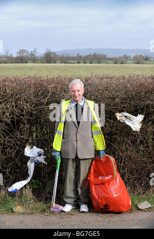 Stan Pierre inférieur de Apperley Gloucestershire UK qui recueille volontairement dans le domaine de la litière Banque D'Images