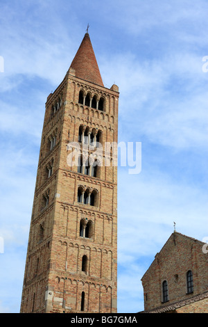 Bell Tower (1063) de l'abbaye bénédictine de Pomposa, près de Ferrare, Emilie-Romagne, Italie Banque D'Images
