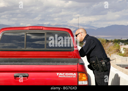 Nevada Highway Patrol state trooper de parler avec le conducteur d'un véhicule, s'est arrêté pour une infraction aux règlements de la circulation, Las Vegas, USA Banque D'Images