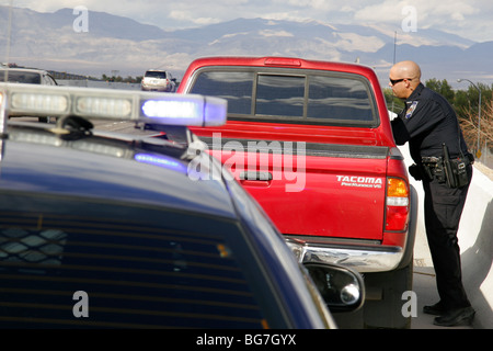 Nevada Highway Patrol state trooper de parler avec le conducteur d'un véhicule, s'est arrêté pour une infraction aux règlements de la circulation, Las Vegas, USA Banque D'Images