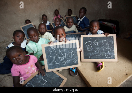 Les jeunes enfants afficher les dessins dans un orphelinat à Amuria, Ouganda, Afrique de l'Est. Banque D'Images