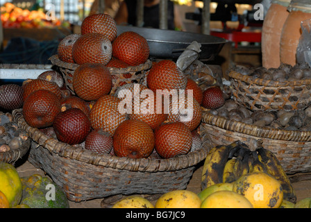 Buriti (Mauritia flexuosa), Palm Moriche, fruits en vente à Ver-o-Peso, marché de Belem. Para, Brésil Banque D'Images