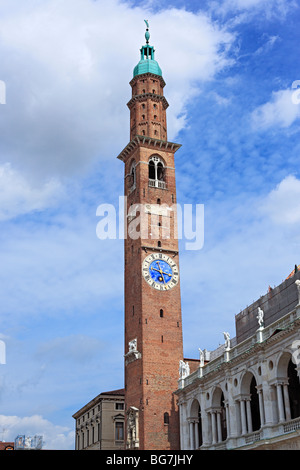 Tour de l'horloge de la Basilique palladienne, Piazza dei Signori, à Vicenza, Vénétie, Italie Banque D'Images