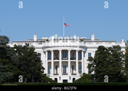 La maison blanche avec le drapeau en berne Banque D'Images