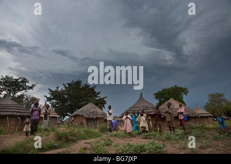 Les résidents à l'extérieur de leurs maisons en torchis dans Acowa camp de réfugiés en Ouganda Amuria, District, Afrique de l'Est. Banque D'Images