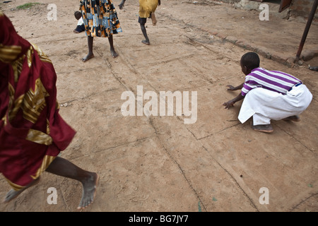 Les enfants devenus orphelins jouer à la marelle à l'extérieur d'un orphelinat à Amuria, Ouganda, Afrique de l'Est. Banque D'Images