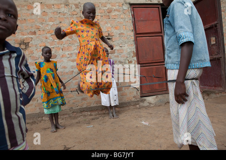 Les enfants devenus orphelins jouer dehors un orphelinat à Amuria, Ouganda, Afrique de l'Est. Banque D'Images