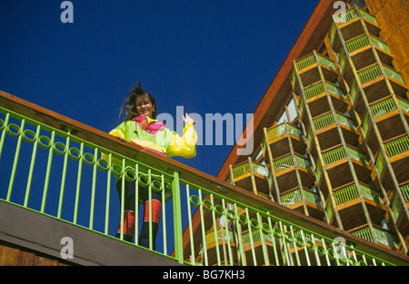 Un skieur sur le balcon de la Valle Nevado Ski Resort dans les montagnes des Andes du Chili Banque D'Images
