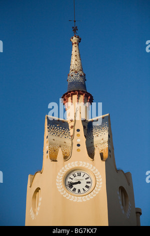 SITGES, ARCHITECTURE, DÉTAIL : Tour de l'horloge Art Nouveau dans le centre de Sitges près de Barcelone en Catalogne Espagne Banque D'Images