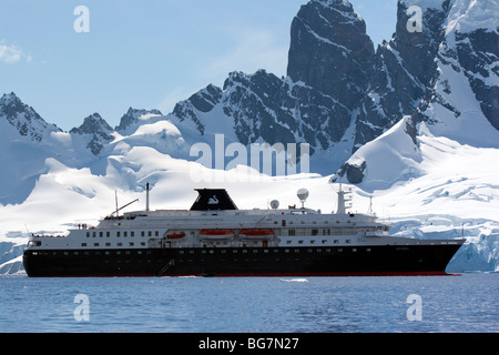 Minerva ancré à Cuverville Island, Antarctica Banque D'Images