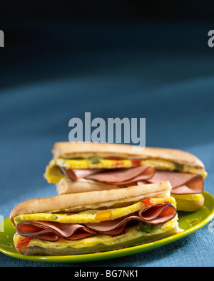 Petit-déjeuner d'œufs et de jambon sandwichs sur plaque verte Banque D'Images