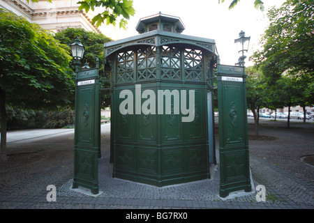 Allemagne, Berlin, Gendarmenmarkt, Old Fashioned Street Community Public Toilettes Banque D'Images