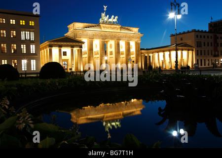 Allemagne, Berlin, Unter den Linden, Pariser Platz, Porte de Brandebourg, Brandenburger Tor, reflet dans le lac, un jardin Banque D'Images