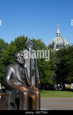 Allemagne, Berlin, Marx Engels Forum, des statues en bronze de Karl Marx et Friedrich Engels, Le Dôme de la cathédrale de Berlin, Berliner Dom Banque D'Images